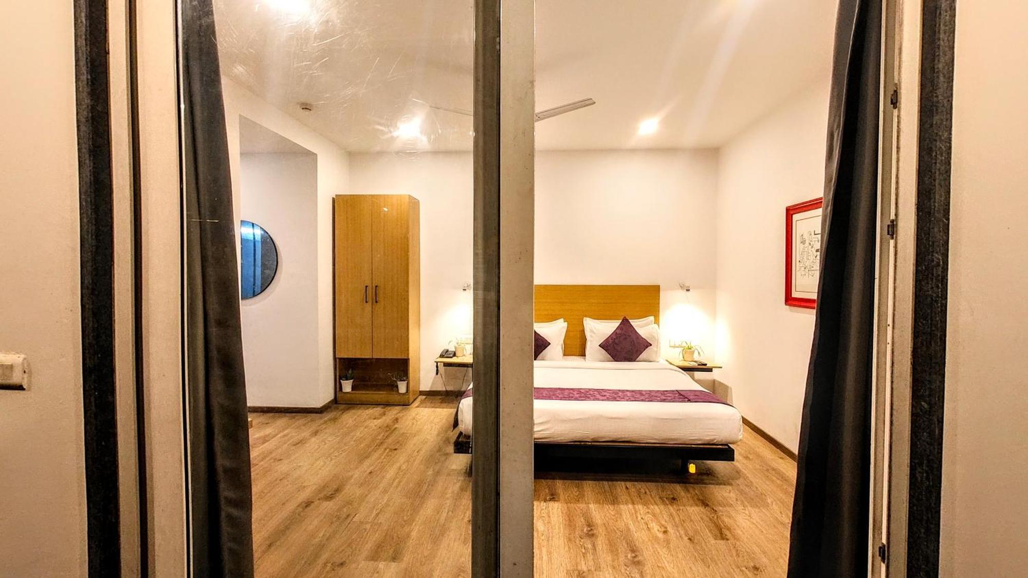 Mavens White Artemis Hospital Road Sector 52 Gurgaon Hotel Exterior photo