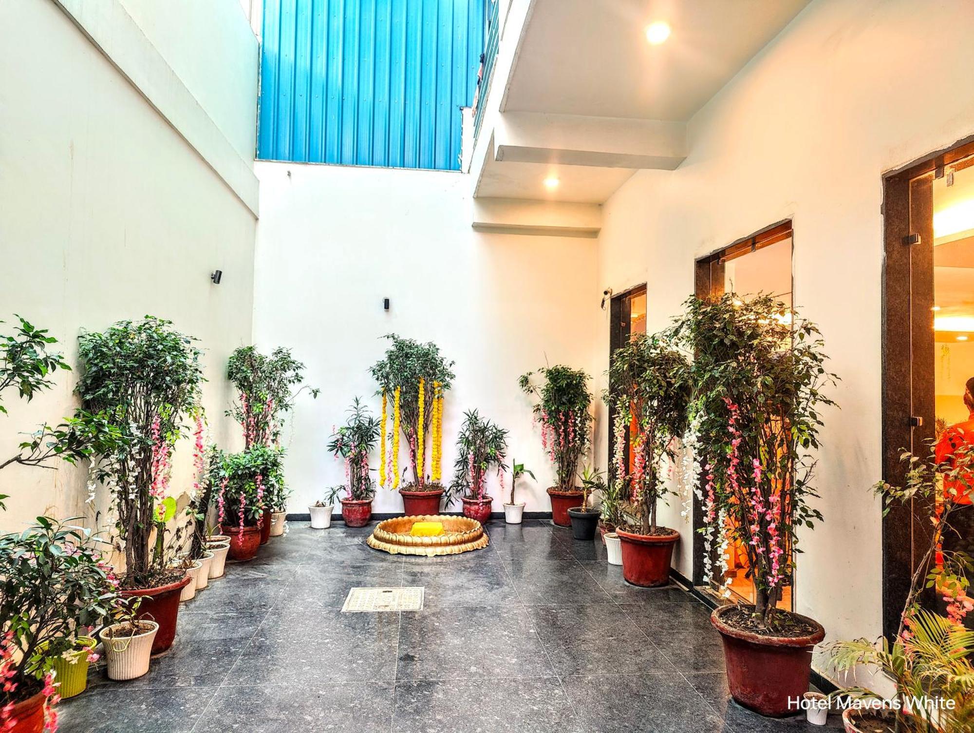 Mavens White Artemis Hospital Road Sector 52 Gurgaon Hotel Exterior photo